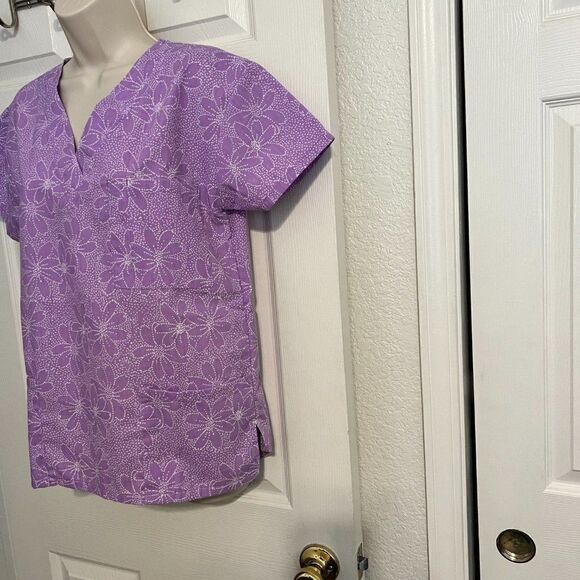Samantha Mara Purple Floral Scrub Top Size Medium - Picture 3 of 6